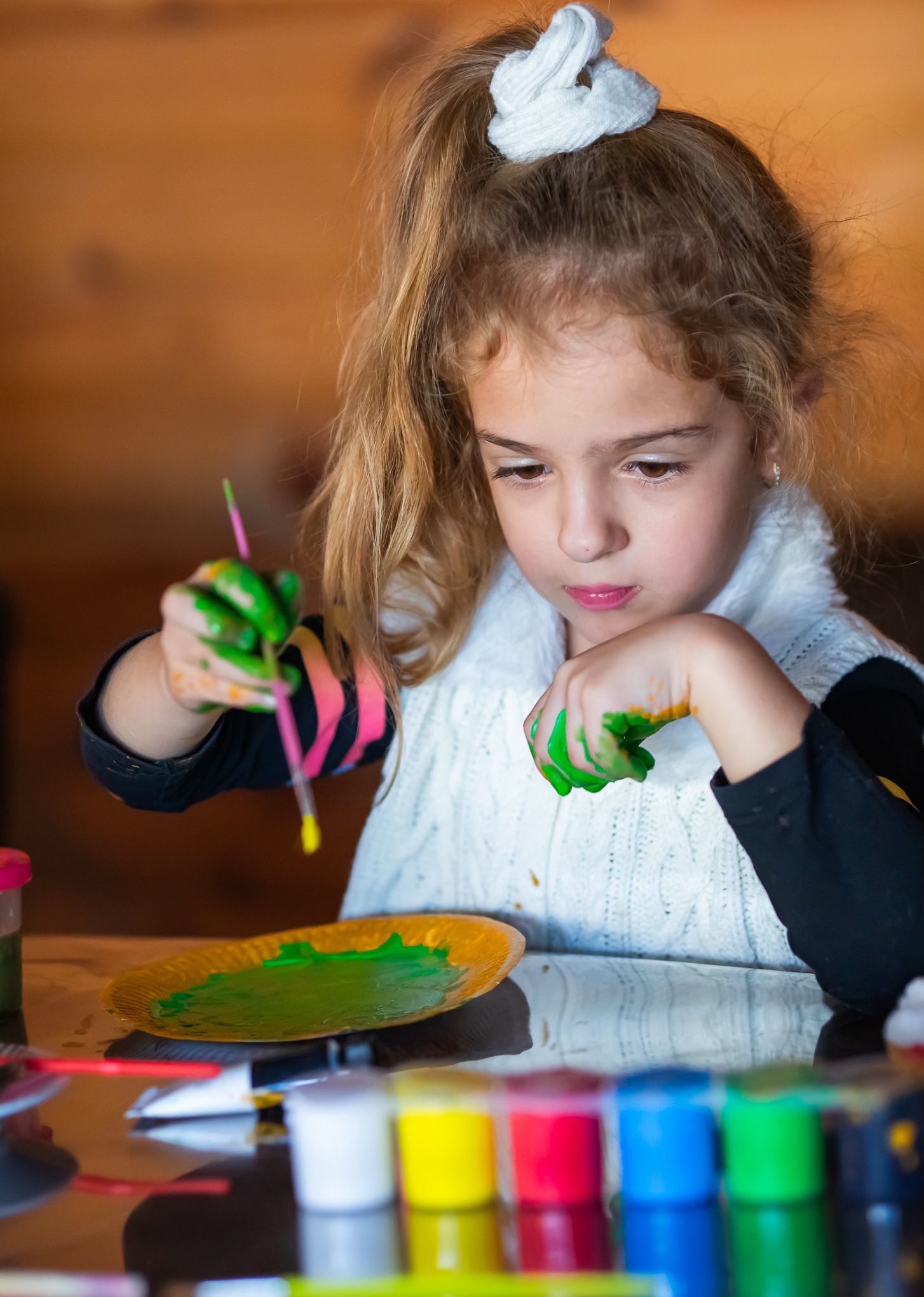 Деца работят заедно върху цветни картини в ателието