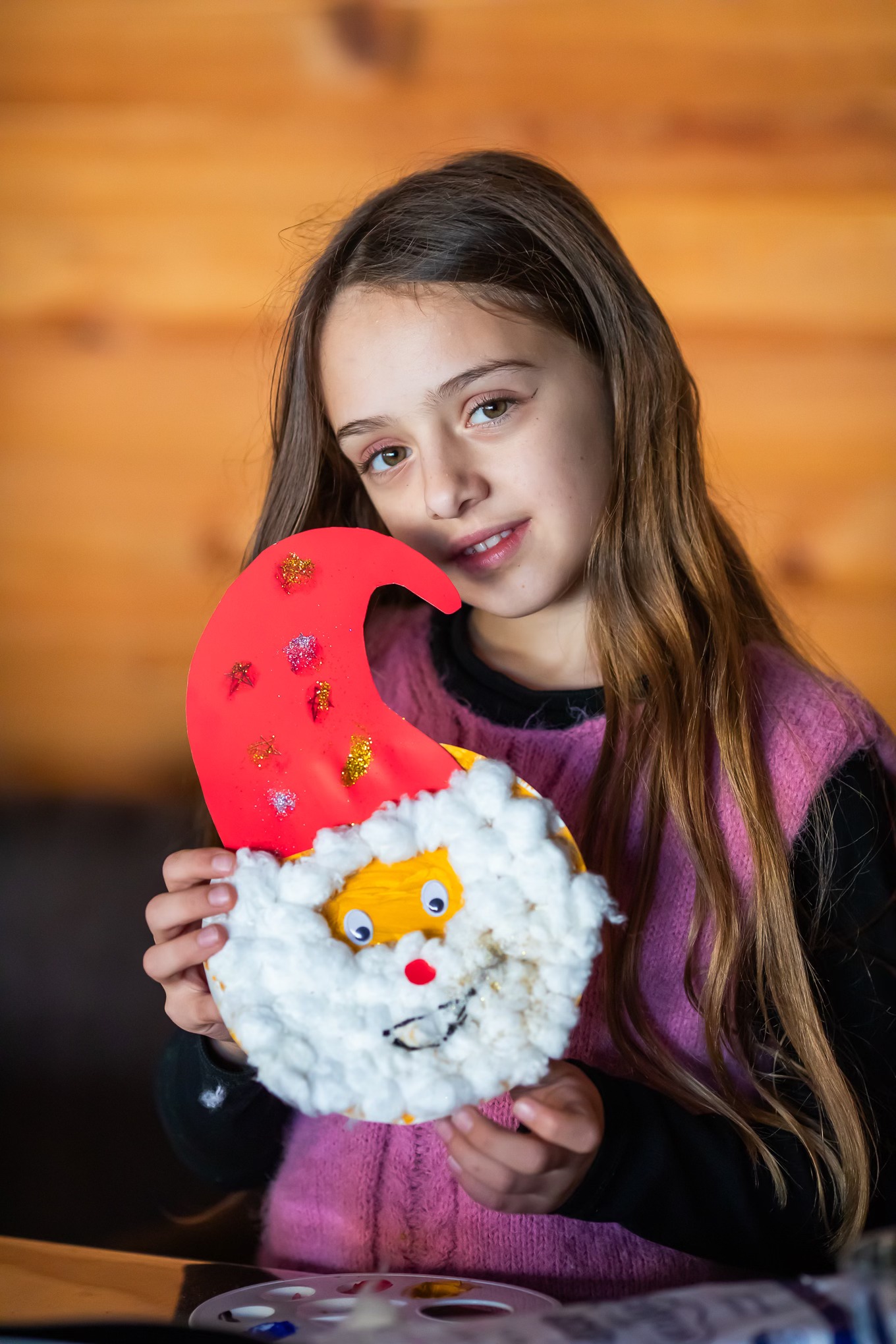 Усмихнати деца показват завършените си творби