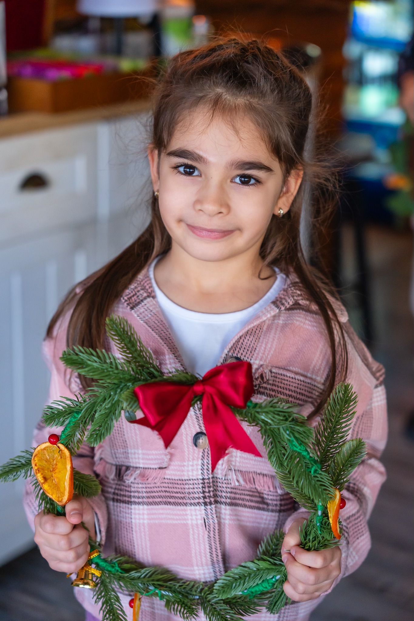 Дете се концентрира върху детайли в рисунка с пастели