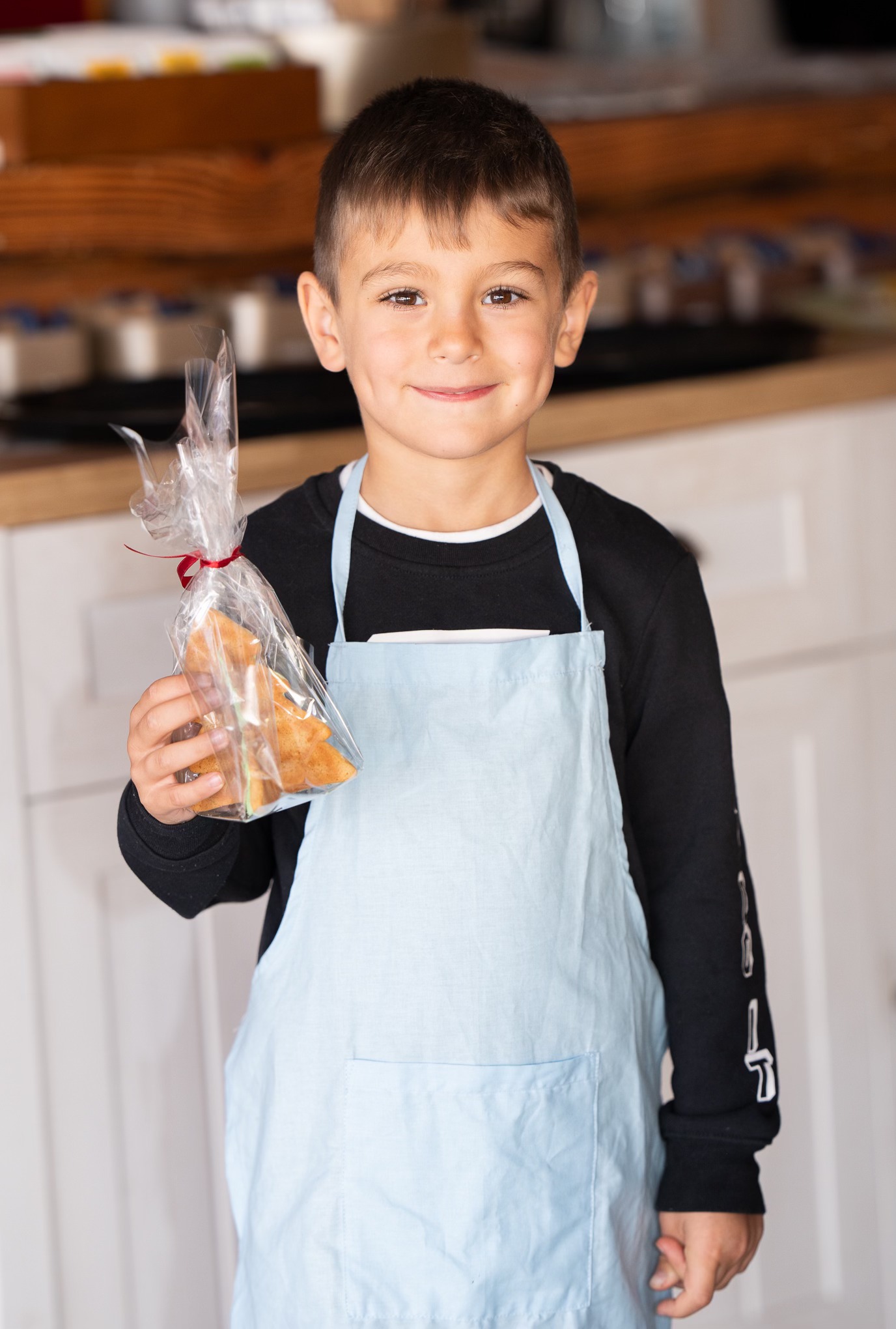 Артистична маса с четки, бои и скицник