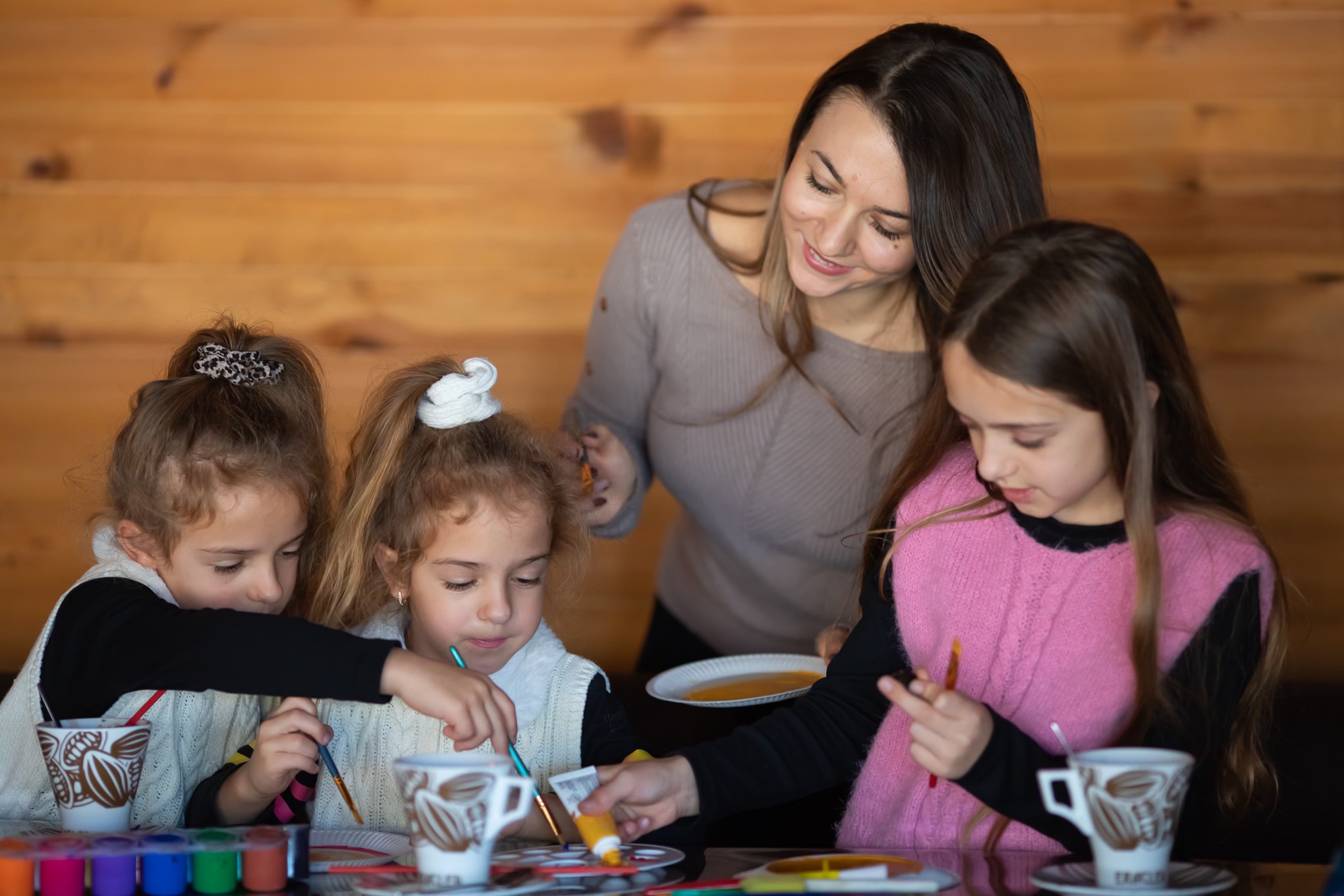 Дете смесва цветове върху палитра