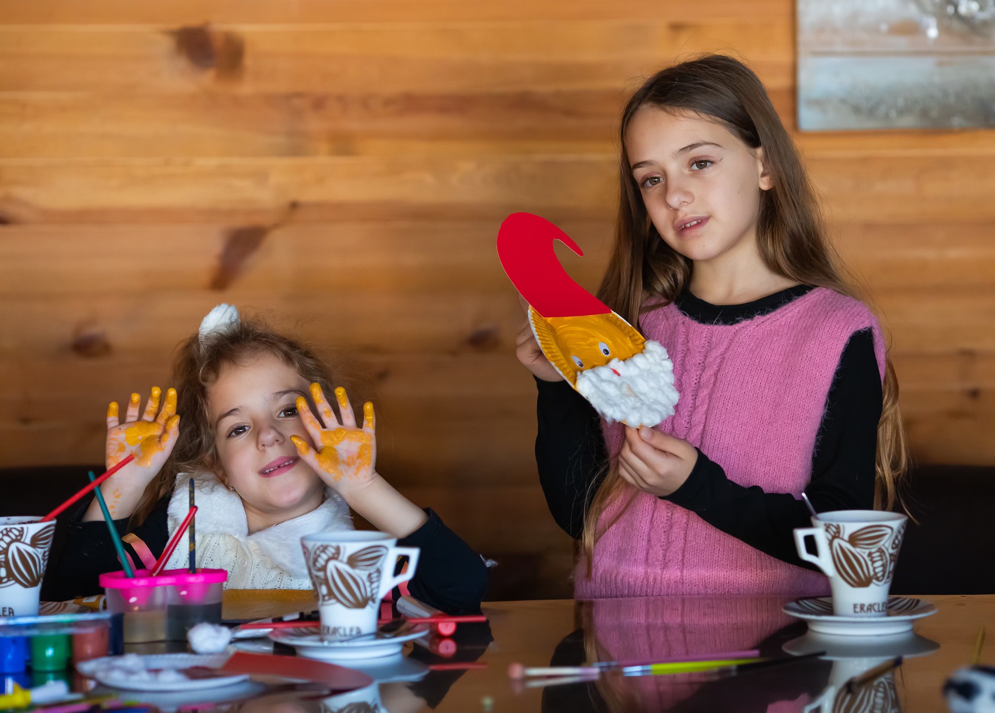 Фокус върху ръце, които рисуват с маркери