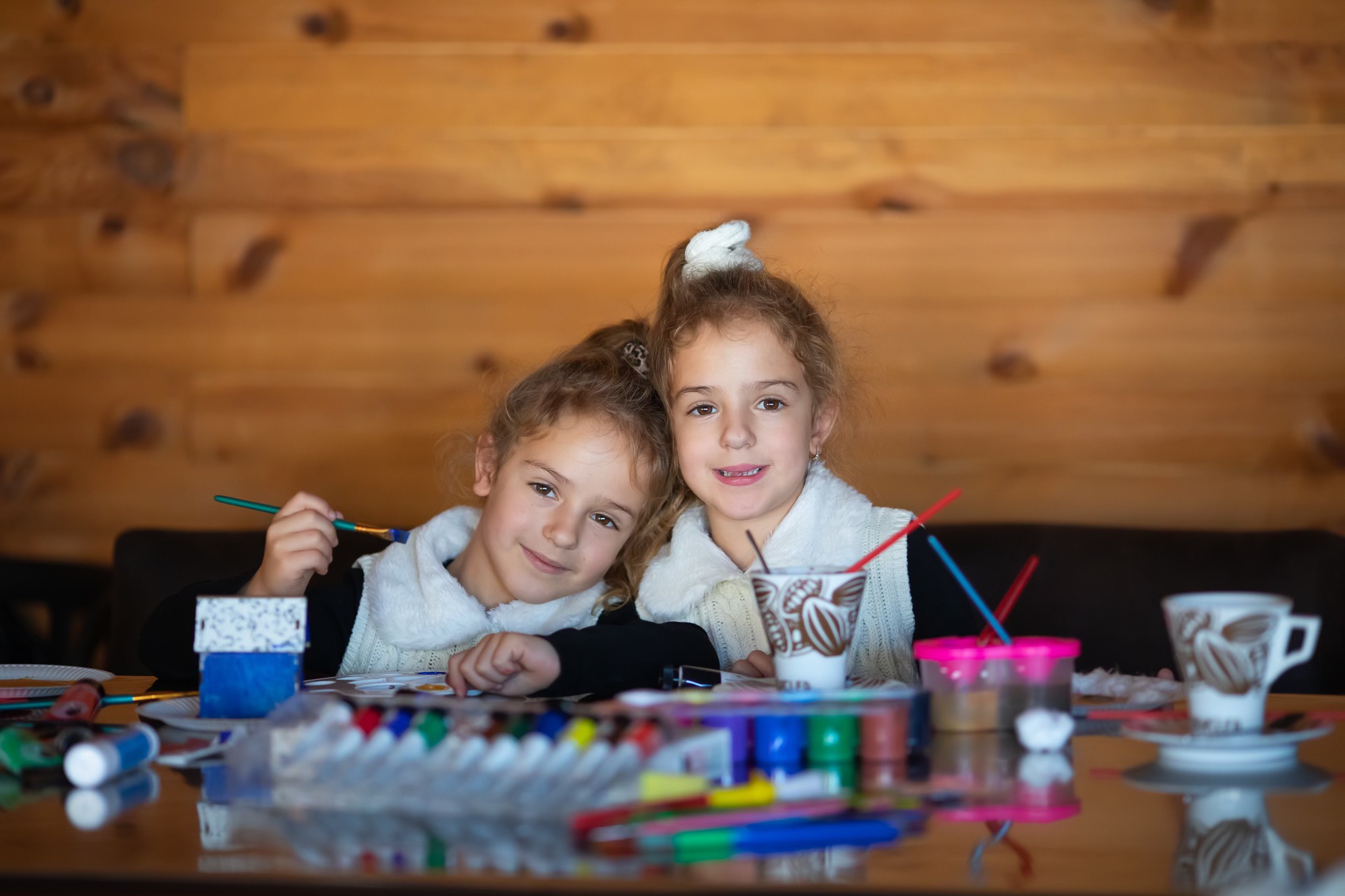 Група деца позира с готови арт пана