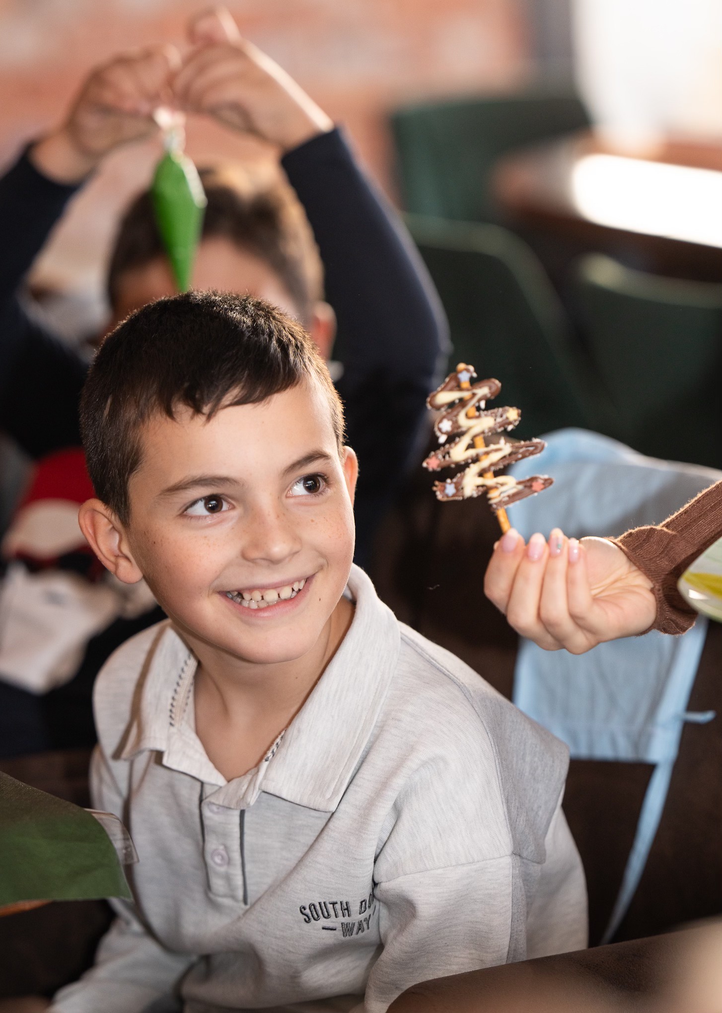 Дете добавя финални щрихи към акварел