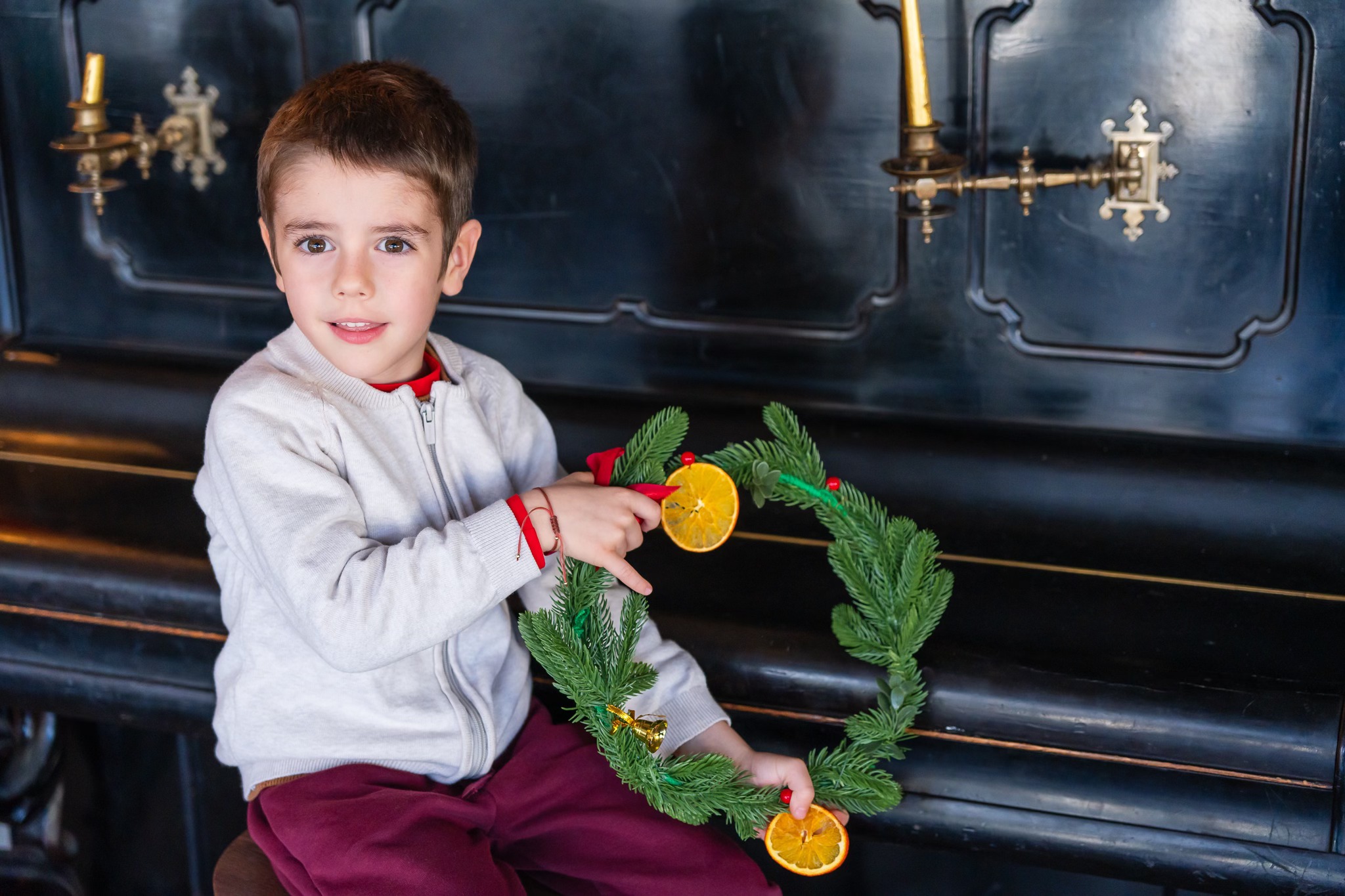 Момиче показва рисунка на герой с ярки цветове